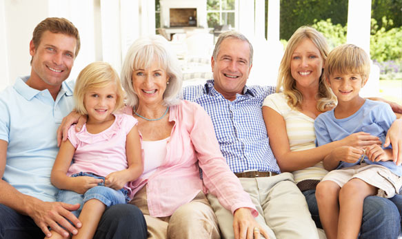 Familienfoto einer Familie mit Kindern, ihren Eltern und ihren Großeltern