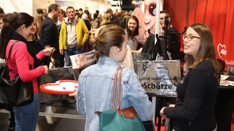 viele Besucher*innen, rechts Frau Traub AWO Freiwilligendienste