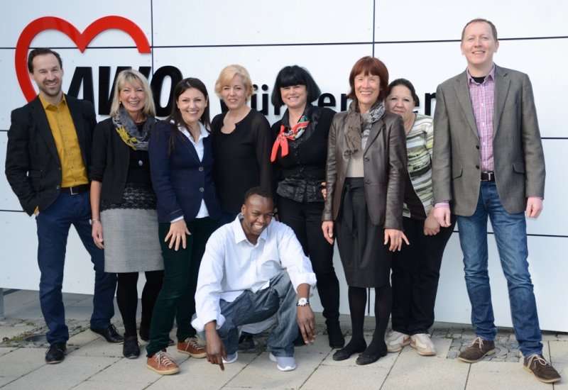 von links nach rechts: Thomas Burghoff, Gabriele Kopp, Aida Sljivic, Sebahete Grmizaj, Alex Bulli sitzend, Margit Felker, Sabine Grethlein, Semra Özbahceci, Marcel Faißt / Foto Christina Klaus