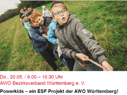 Kinder spielen Seilziehen