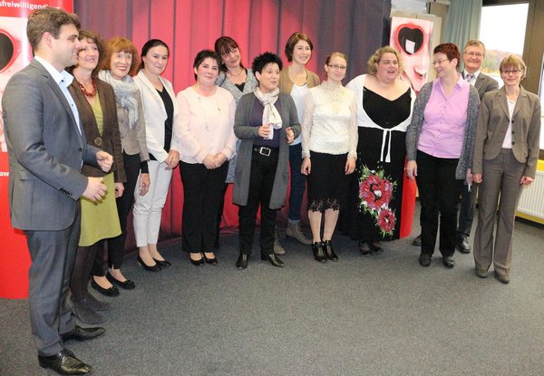 von links nach rechts: Hr. Wahl, Frau Nowak, Frau Grethlein, Absolventinnen, Hr. Opitz-Leifheit, Frau Blumrich, vorne in der Mitte Frau Altpeter. Foto: Leible