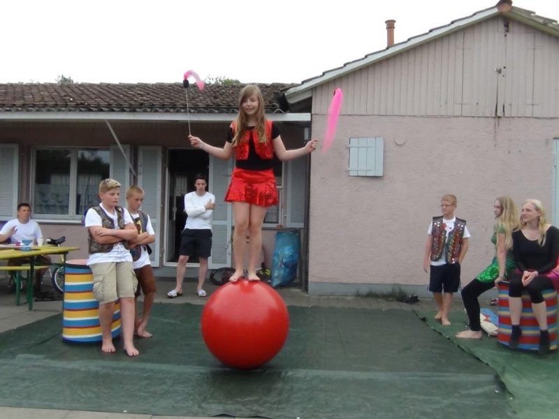 Pressefoto: (Jugendwerk der AWO Württemberg e.V.): Übung macht den Meister - Die jungen Artisten der Zirkustournee trainieren bei der Generalprobe für ihren großen Auftritt