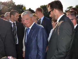 Bundespraesident-Gauck-mit-Bodyguards