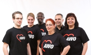 Menschen in AWO-T-shirts