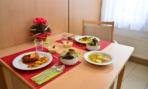 Ein gemütlich gedeckter Tisch