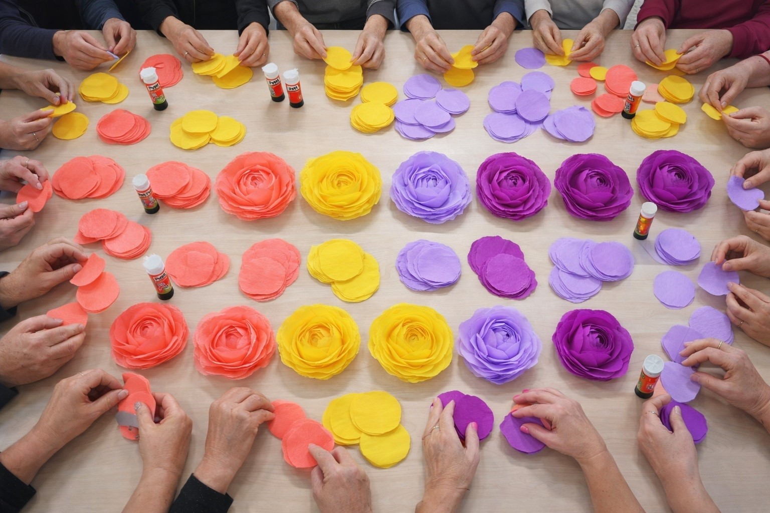 Einleitungsbild Frühlingsbeginn im Seniorenzentrum Pfostenwäldle - am 01. und 20. März 2026: Atemberaubende Blumendeko zu atemberaubender Schlagerrevue