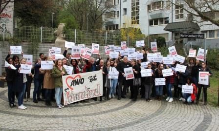 AWO-Aktivisten mit Plakaten gegen Rassismus