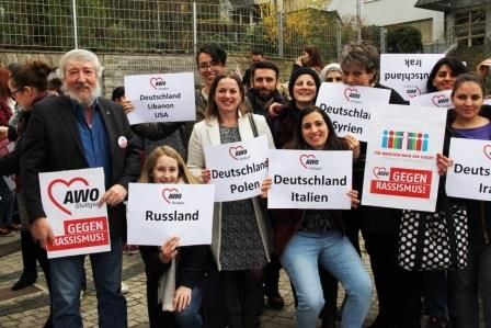 AWO-Aktivisten mit Plakaten gegen Rassismus