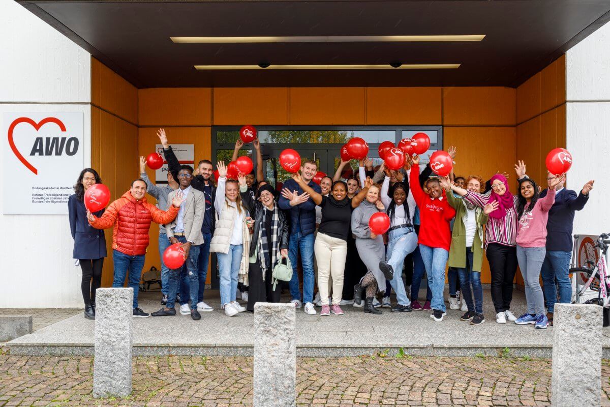 Eingangsbereich der Bildungsakademie Württemberg mit Schülern