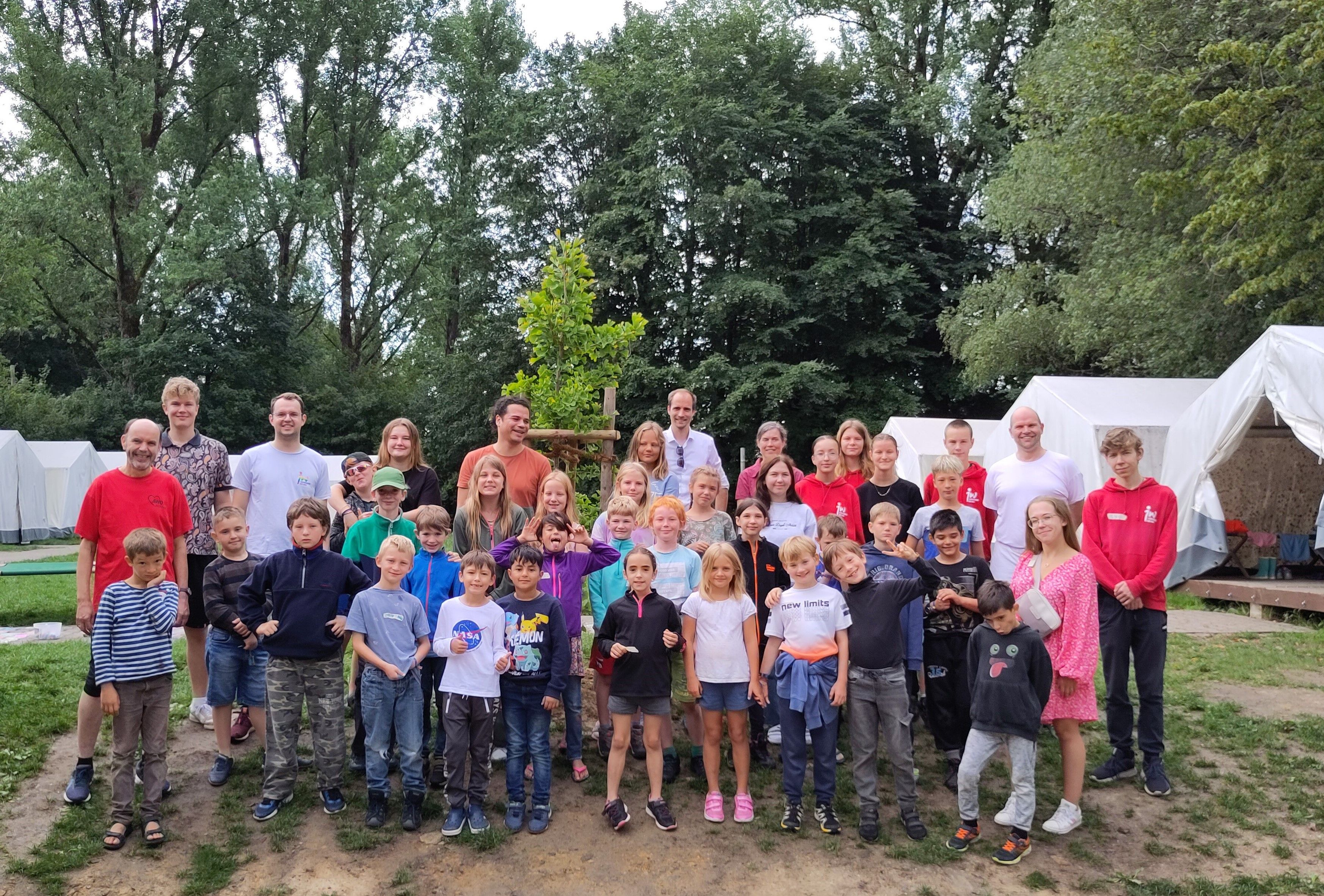 Auf dem Foto zu sehen: Kinder im Zeltlager, zu Besuch im August 2023 waren Gernot Gruber, Steffen Hickel, Tim Schopf, Valerie Nübling
