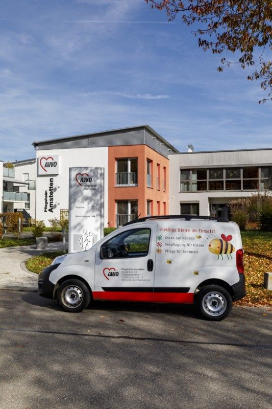 Auto mit Aufschrift Fleißige Biene im Einsatz