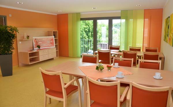 Gemeinschaftsraum in freundlichen Farben