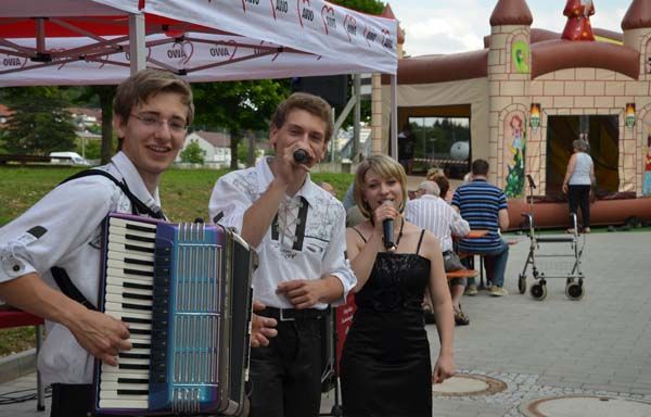 Geschwister Popp hinter der Hüpfburg