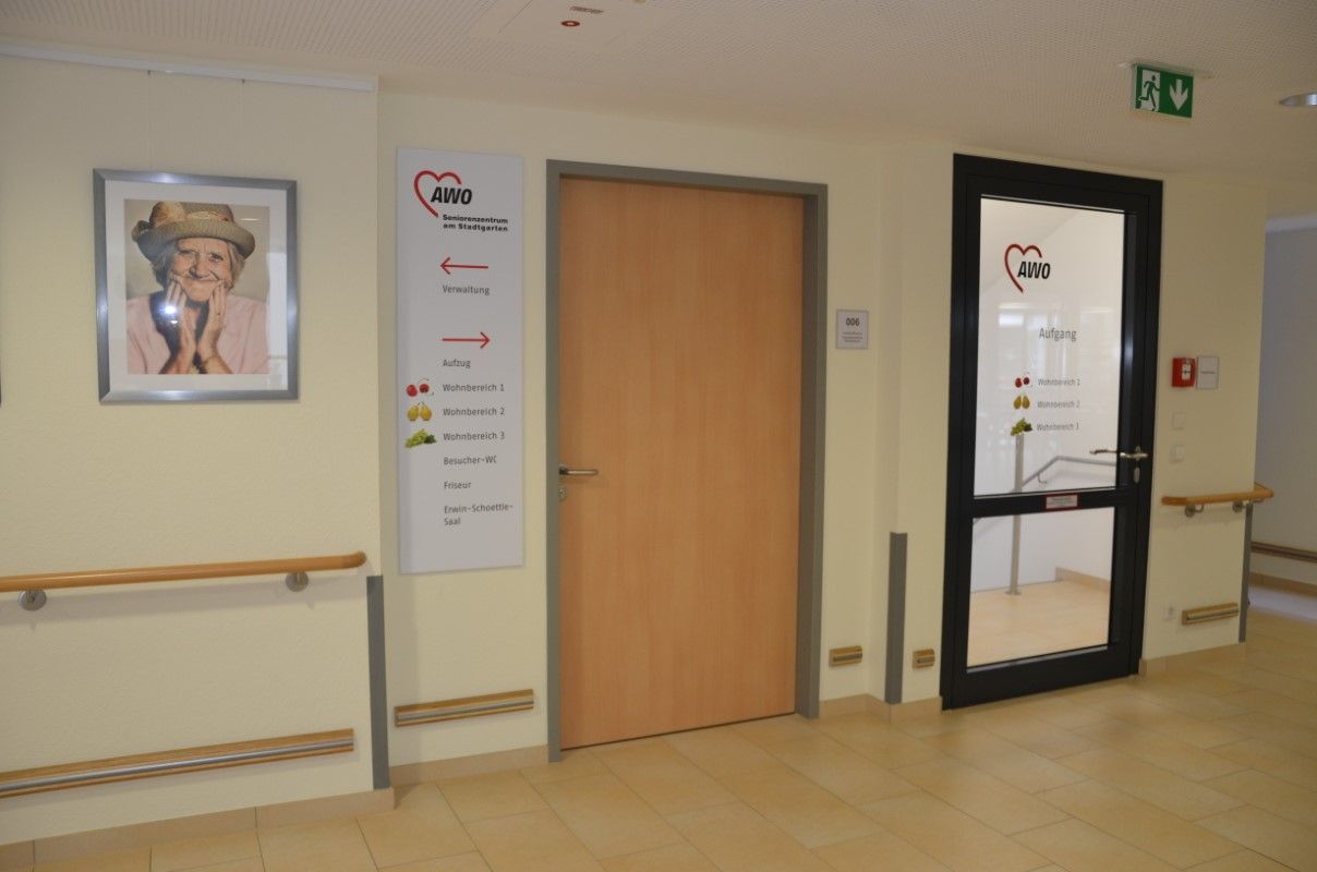 Wegweiser im Flur des Seniorenzentrums