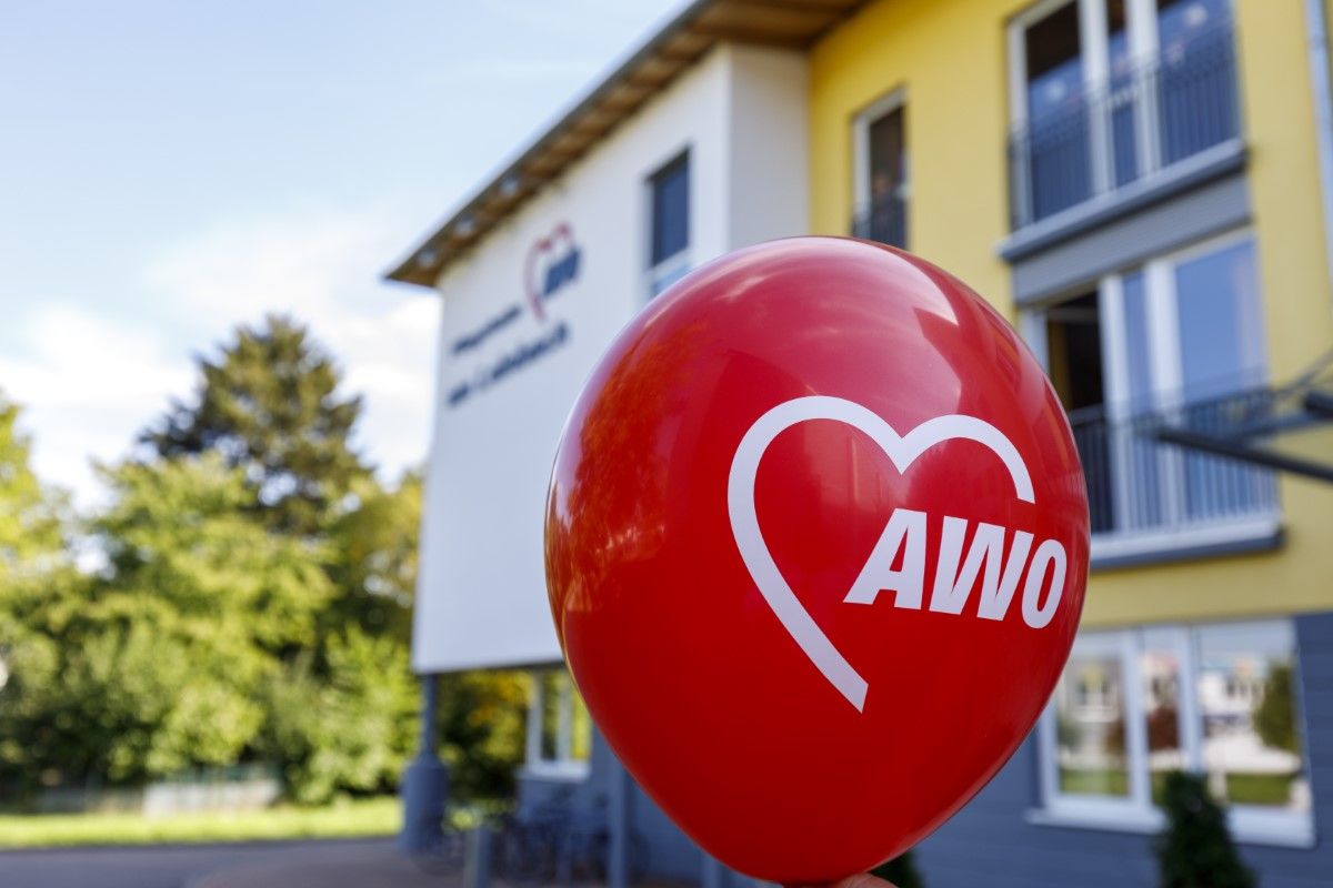 AWO Ballon vor Seniorenzentrum Leingarten