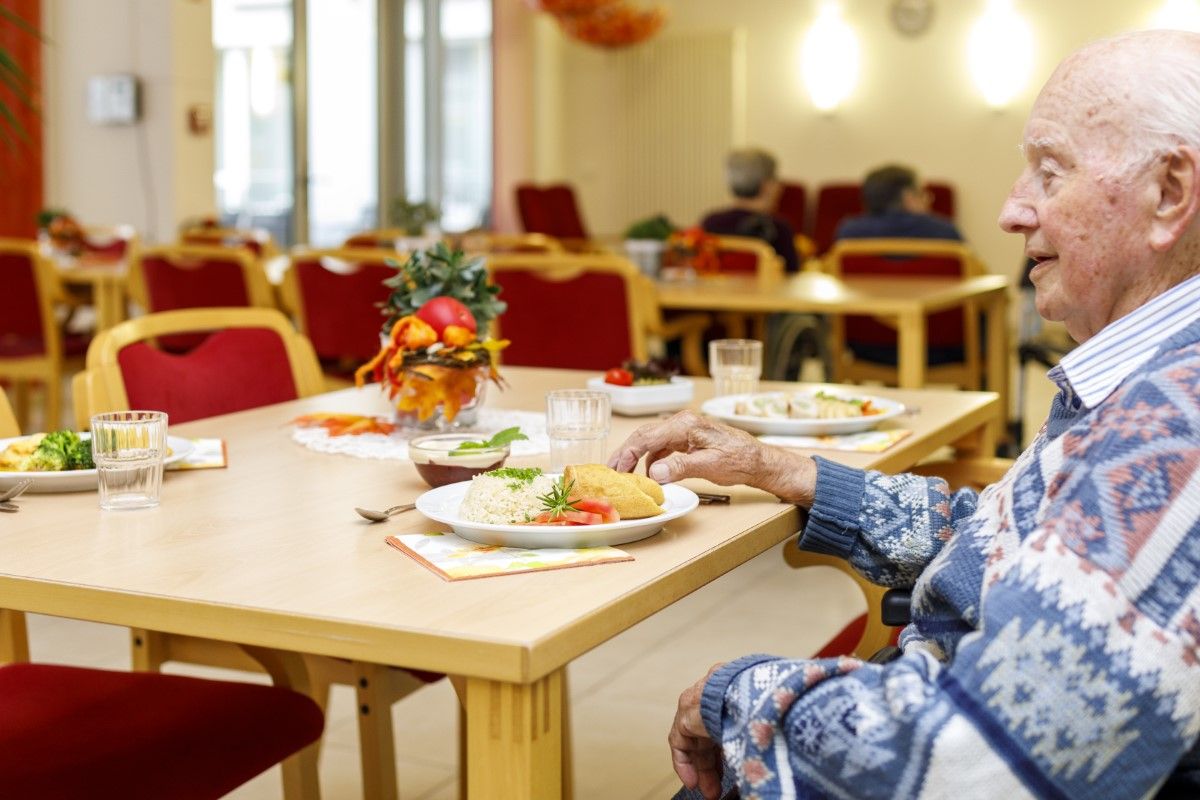Bewohner im Speisesaal