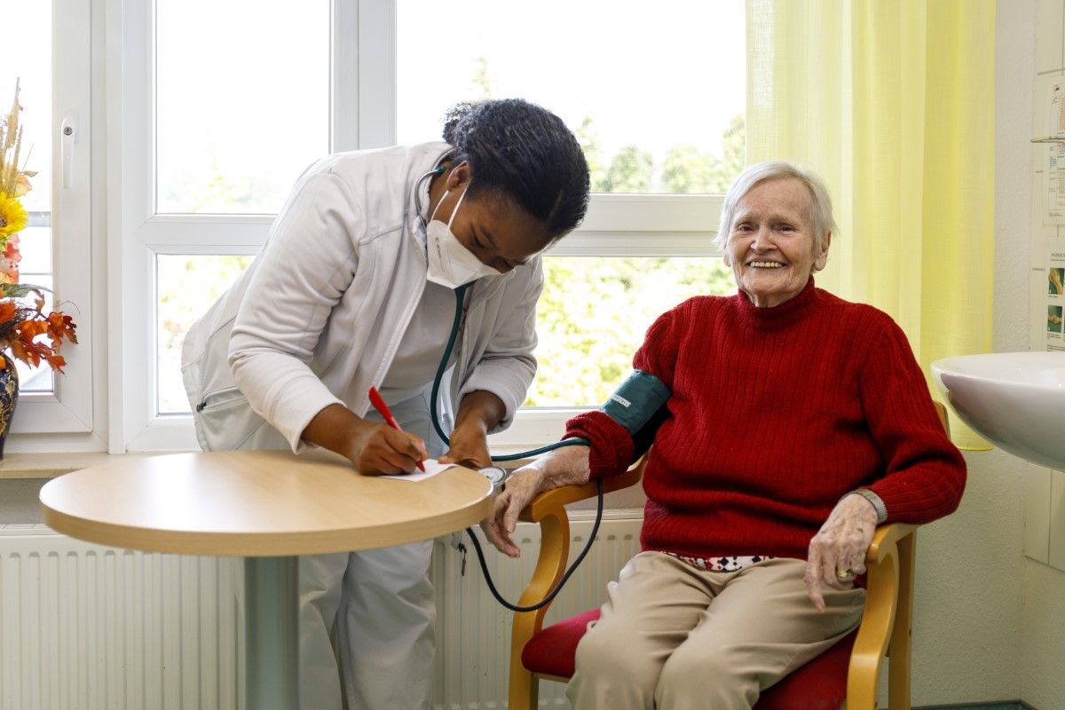 Messen des Blutdrucks im Seniorenzentrum
