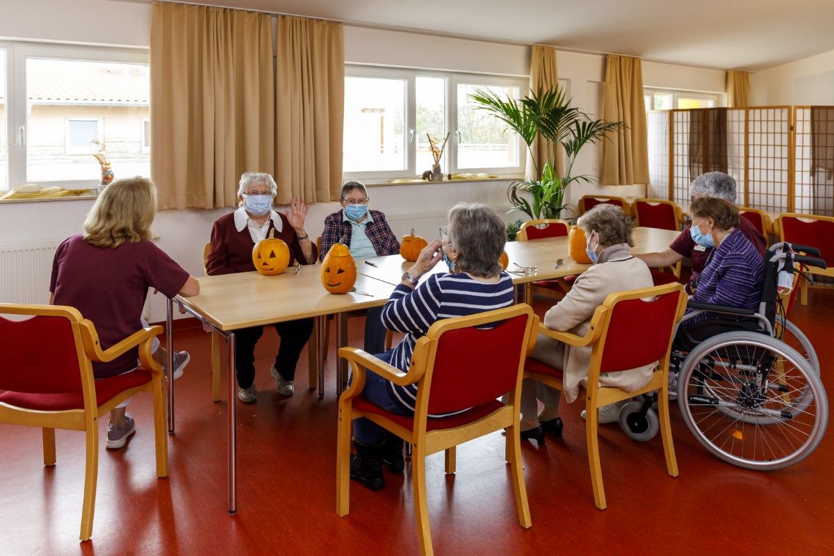 Die Bewohner*innen beim Kürbisschnitzen