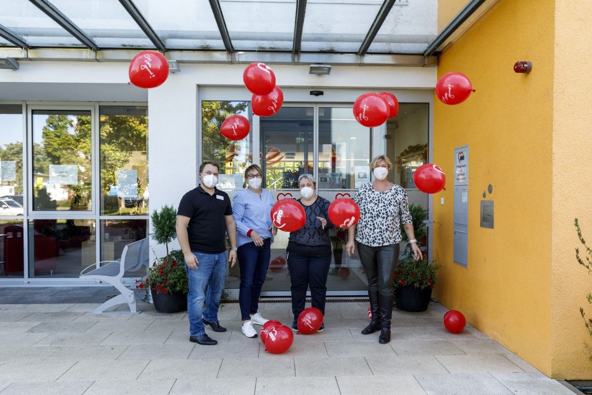 Mitarbeiter mit AWO Ballons