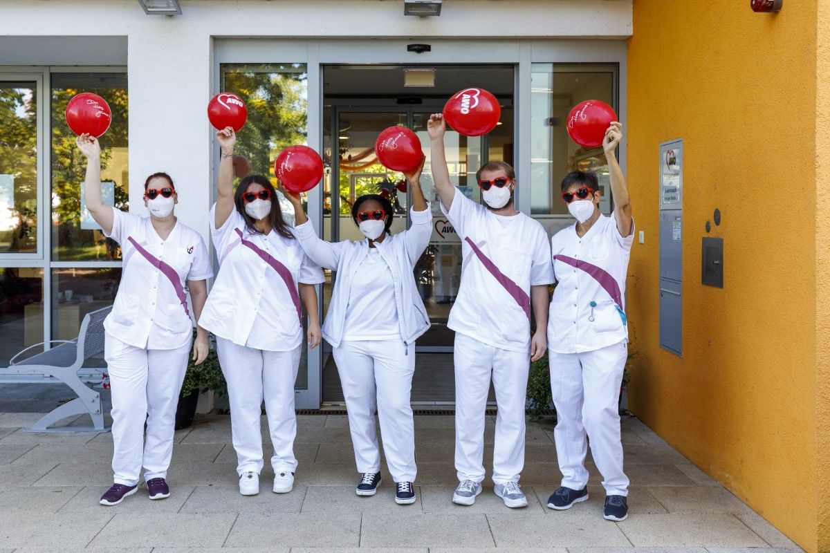 Pfleger mit Ballons vor dem Eingang