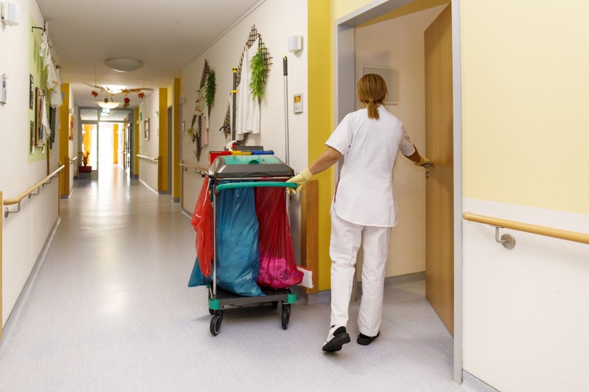 Reinigungskraft bei der Arbeit