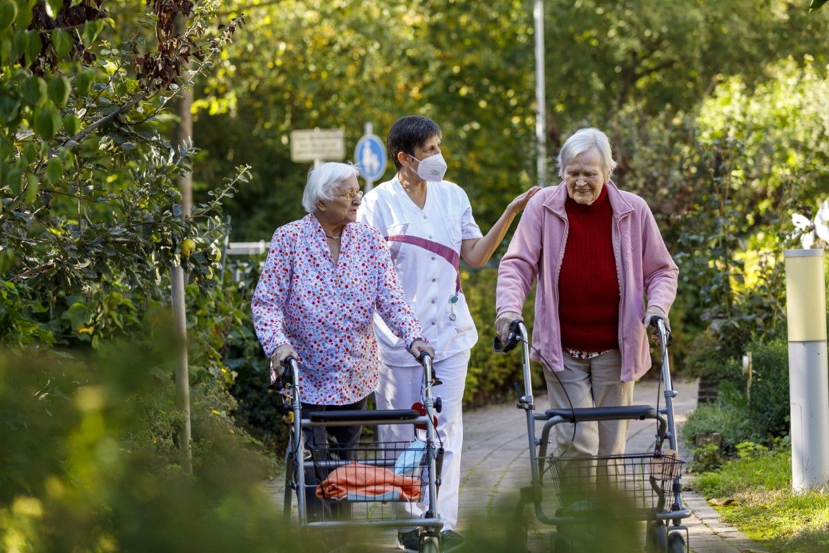 Bewohnerinnen gehen eine runde spazieren