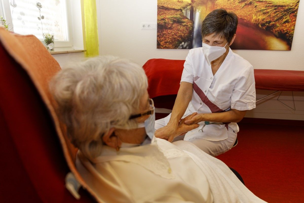 Untersuchung einer Bewohnerin