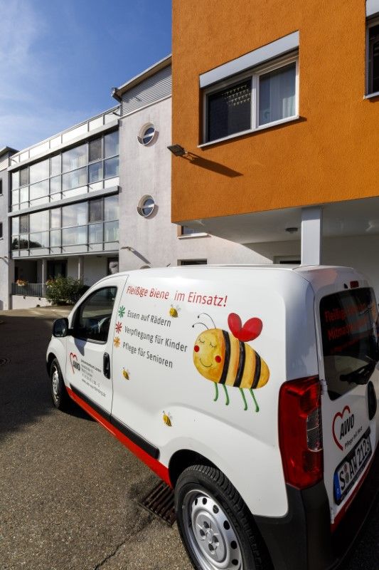 Auto mit der Aufschrift Fleißige Biene im Einsatz