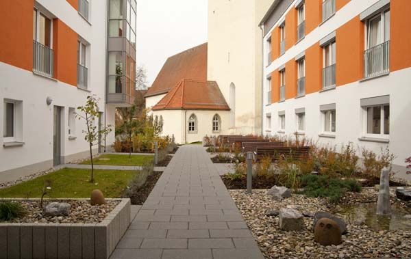 Innenhof mit Blick zur Kirche