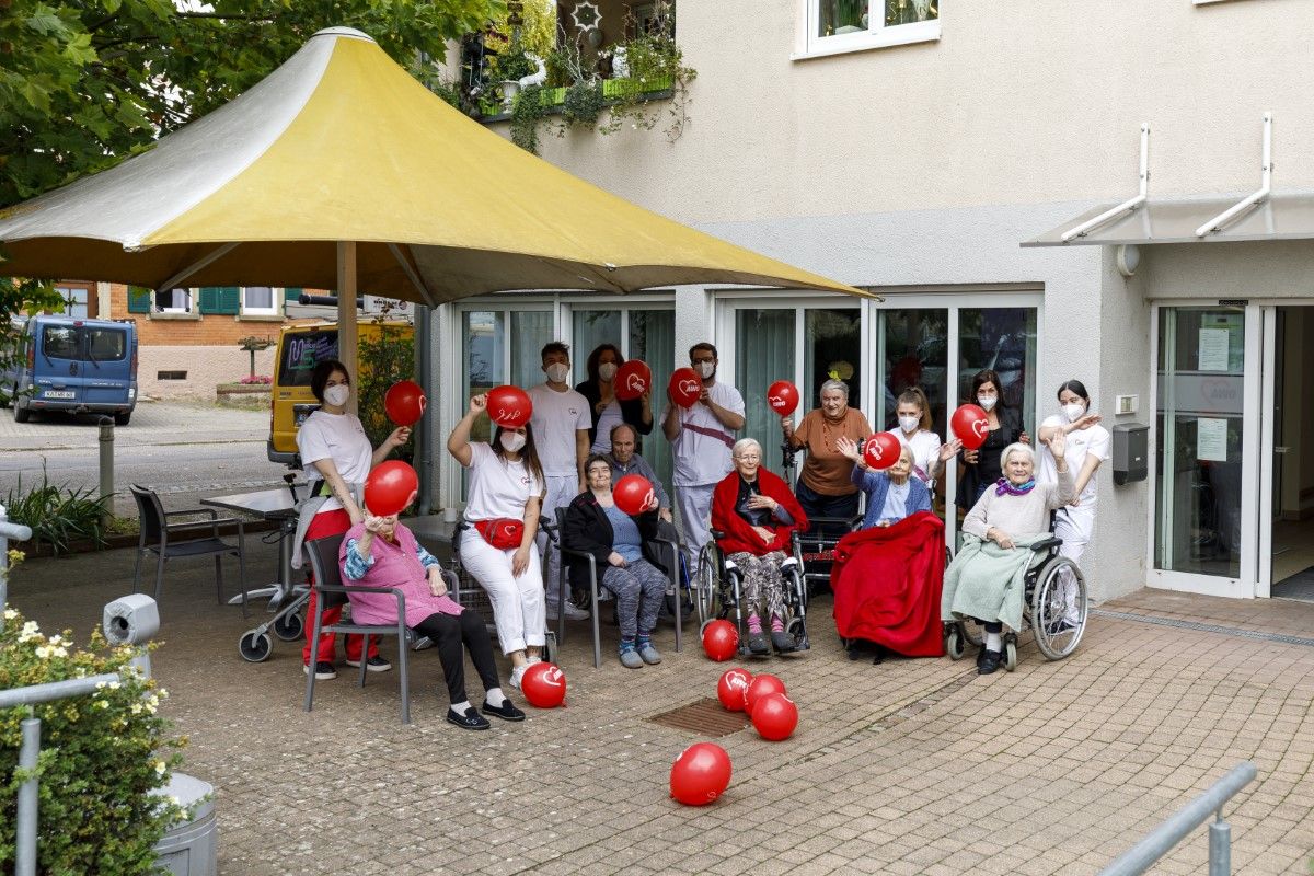 Eingangsbereich mit Team und Ballons