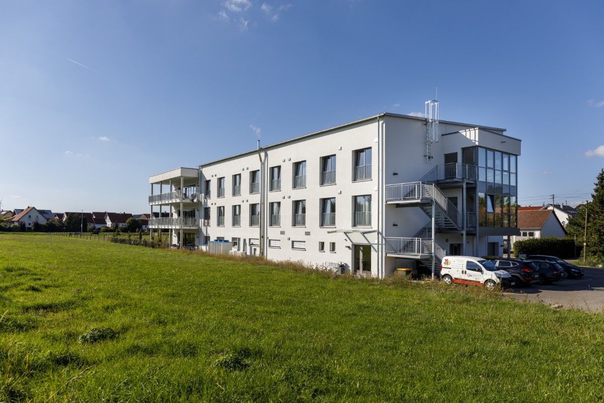 Eine Wiese vor dem Seniorenzentrum