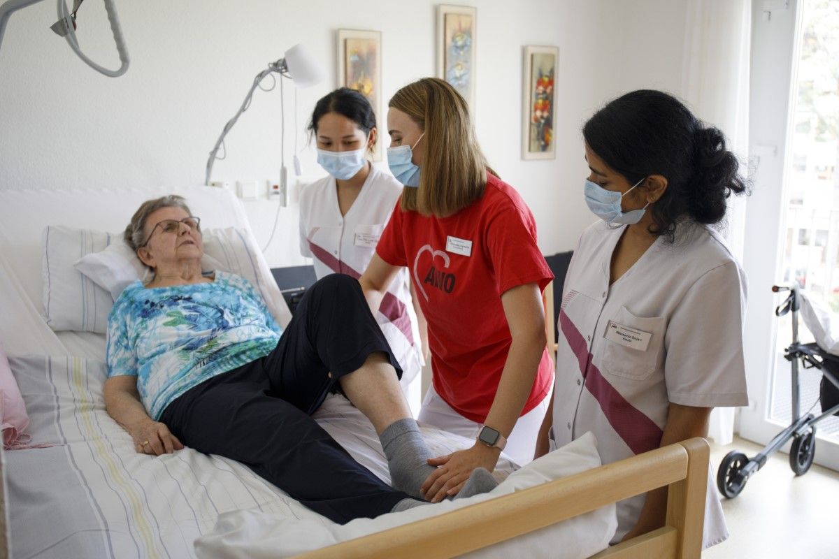 Pflegerin schult Auszubildende