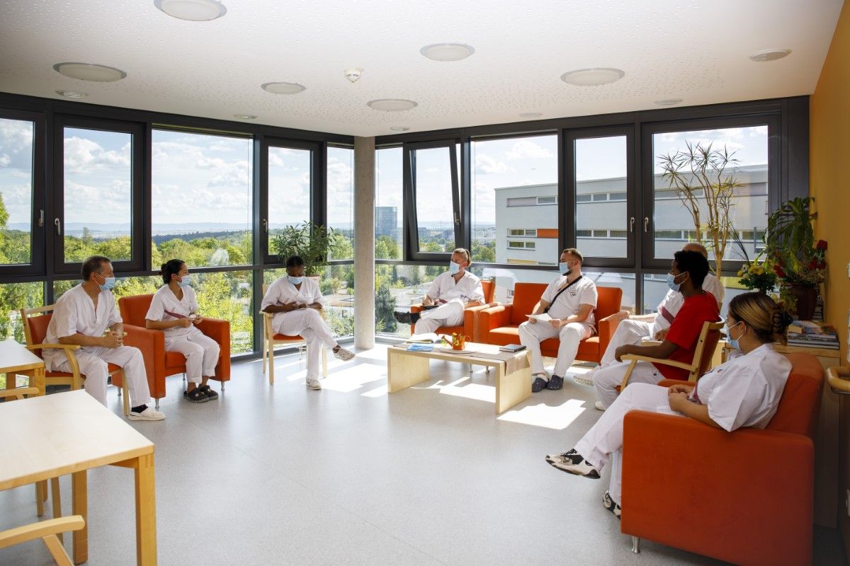 Teamsitzung in einem Raum mit tollem Ausblick