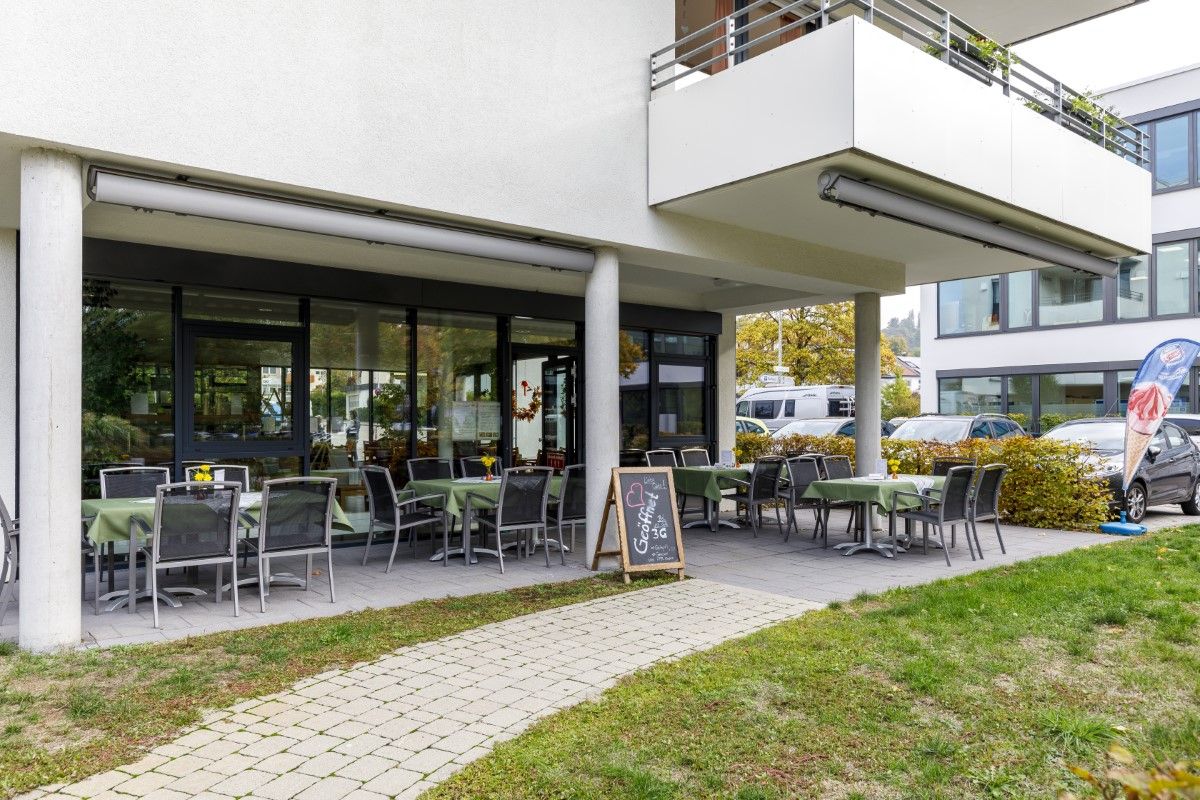 Außenbereich mit Tischen