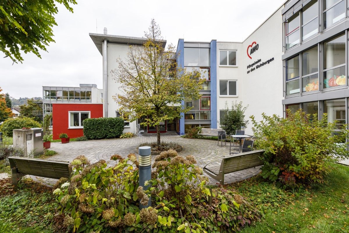 Bänke vor dem Eingang