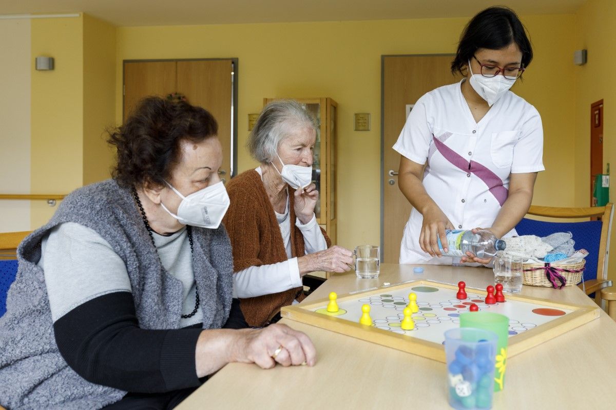 Bewohnerinnen spielen gemeinsam