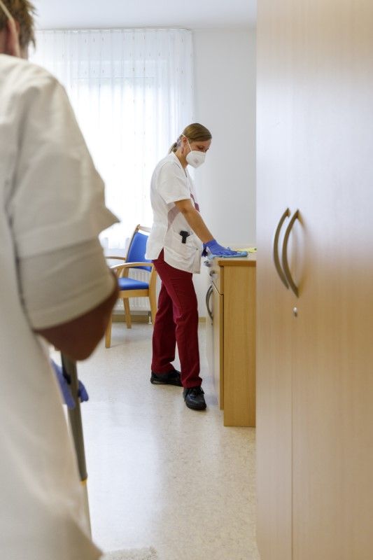 Eine Pflegerin in einem Zimmer