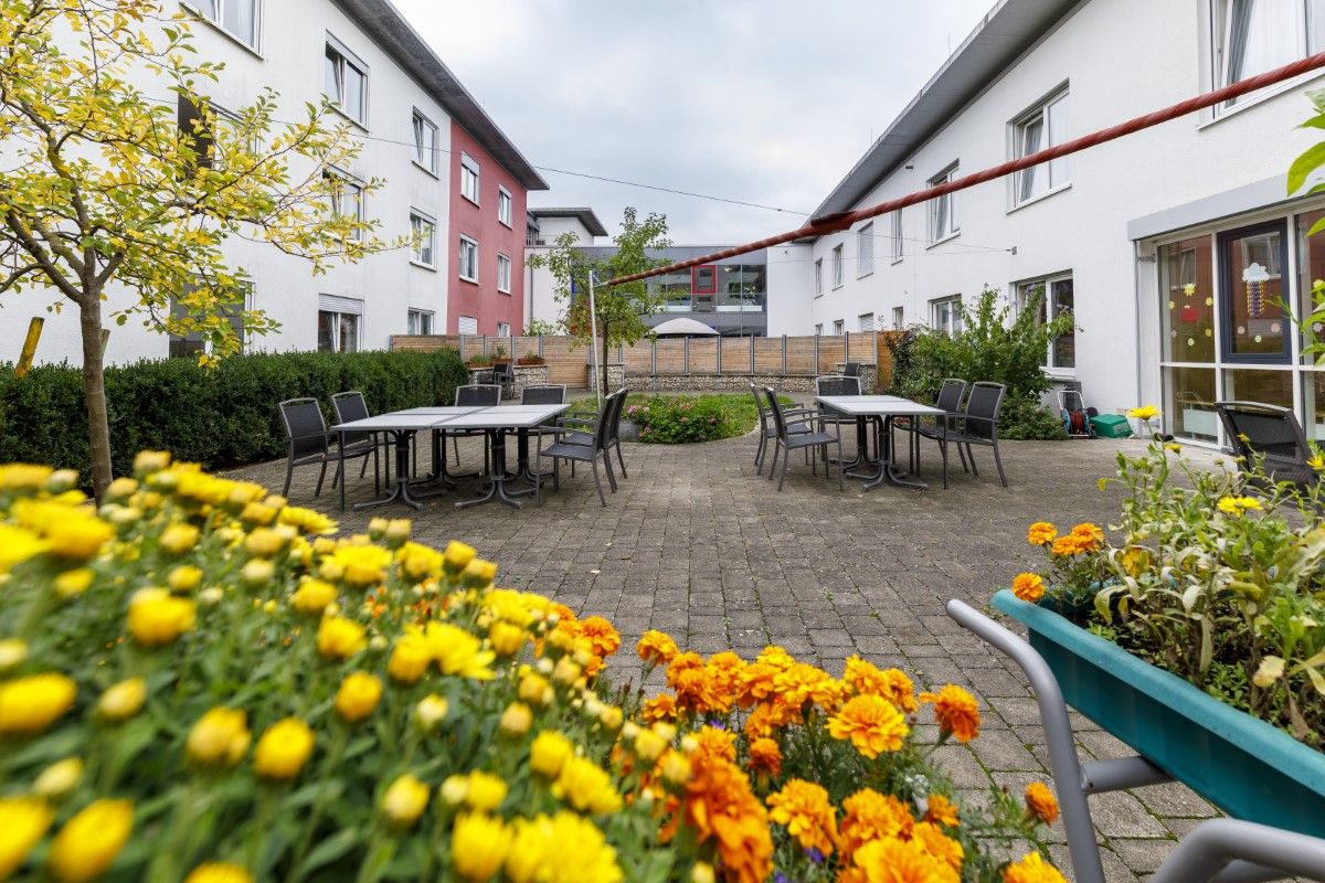 Tische im Außenbreich