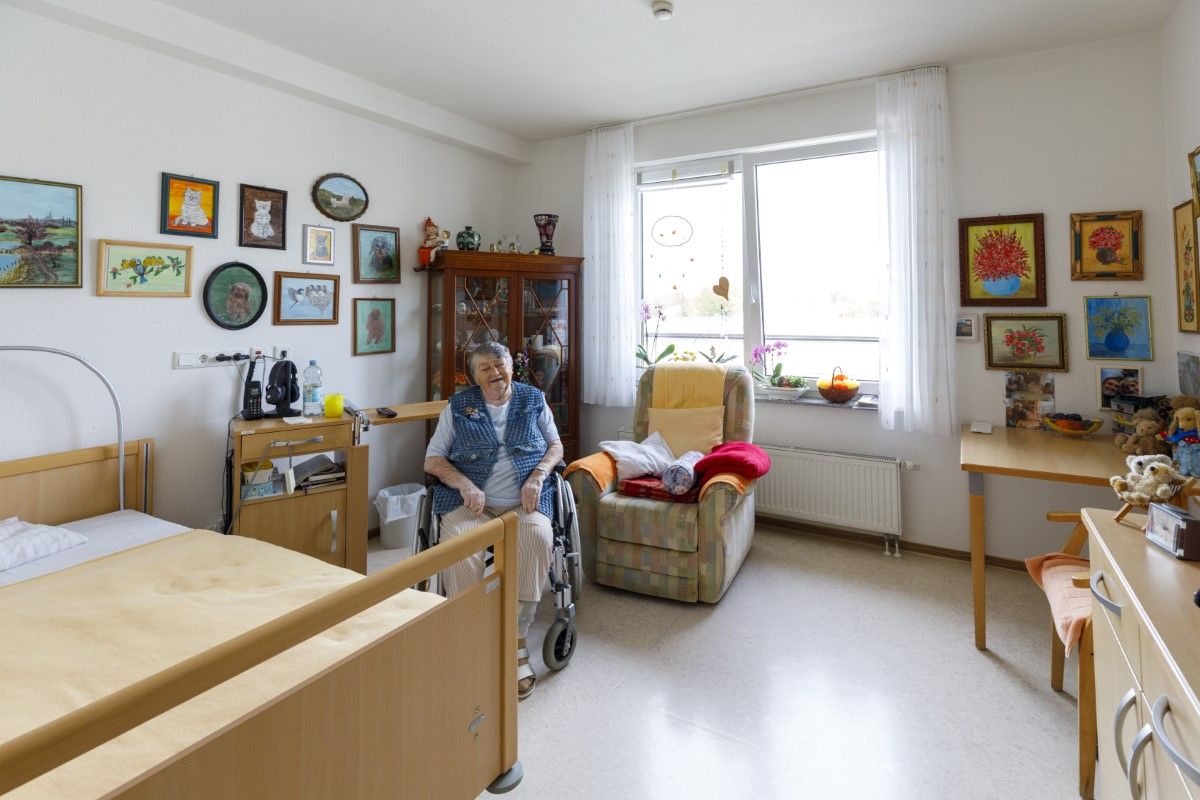 Ansicht eines Zimmers mit Bewohnerin