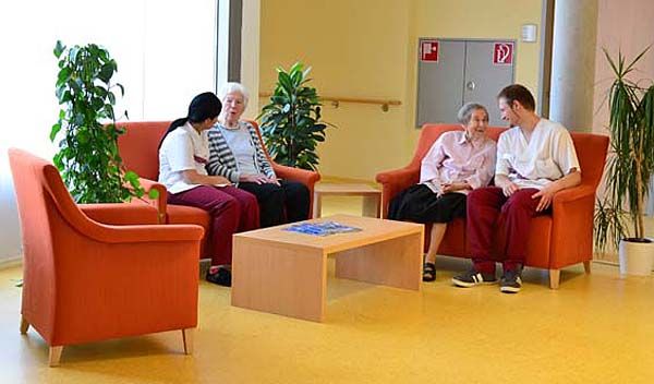 Unterhaltung in der Sitzecke