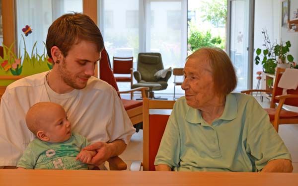 Jung und alt am Tisch