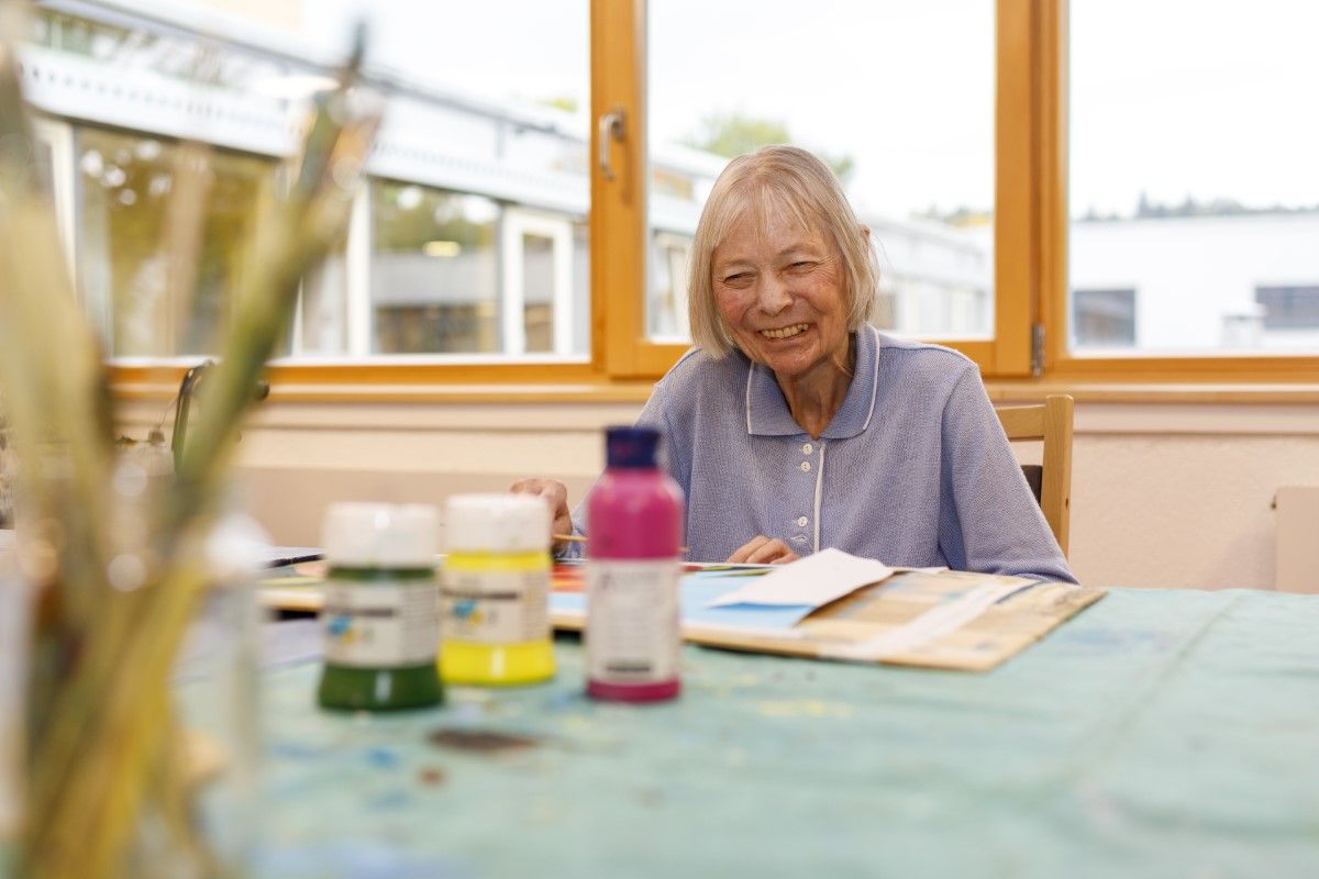 Eine Bewohnerin beim basteln
