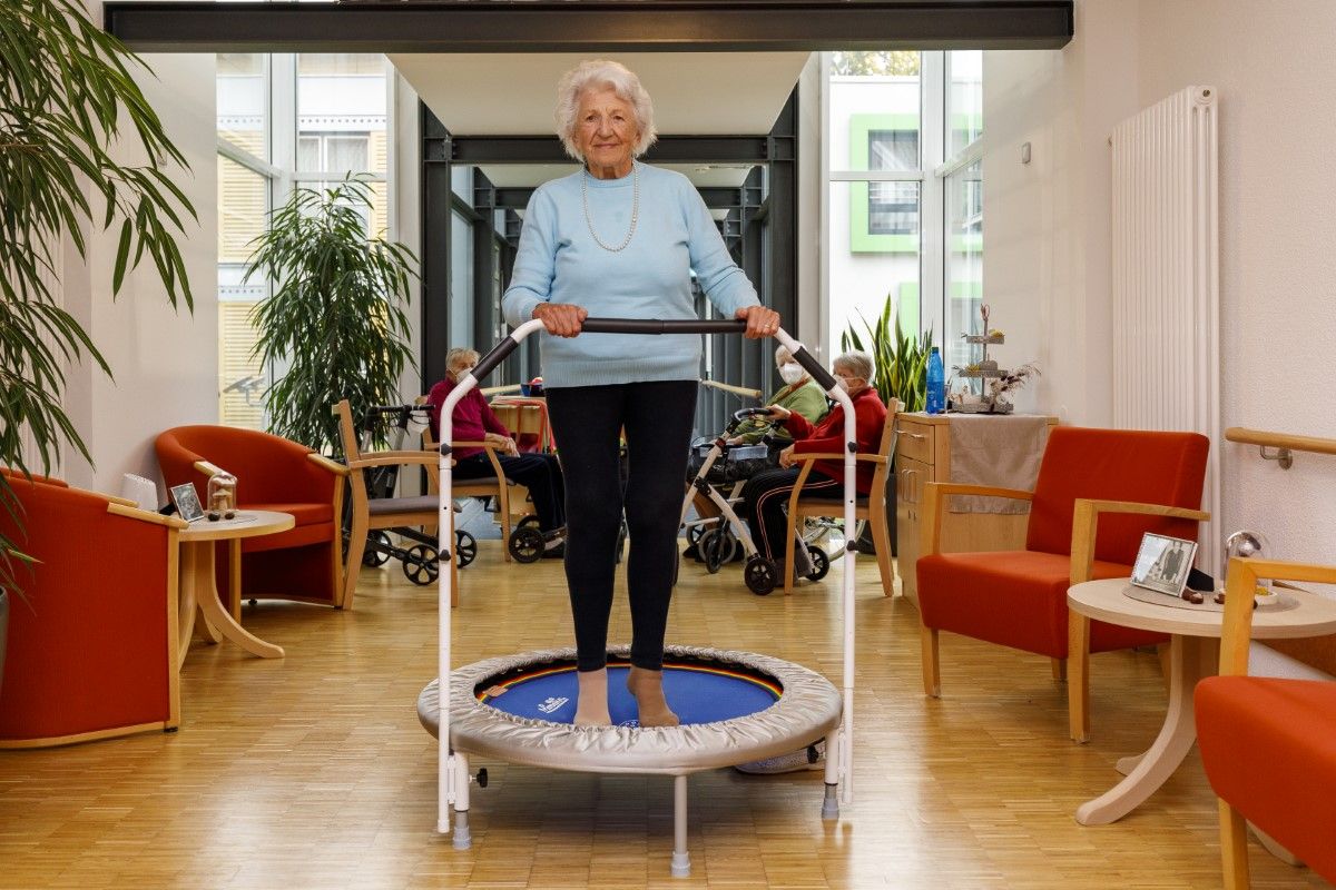 Eine Bewohnerin beim Sport