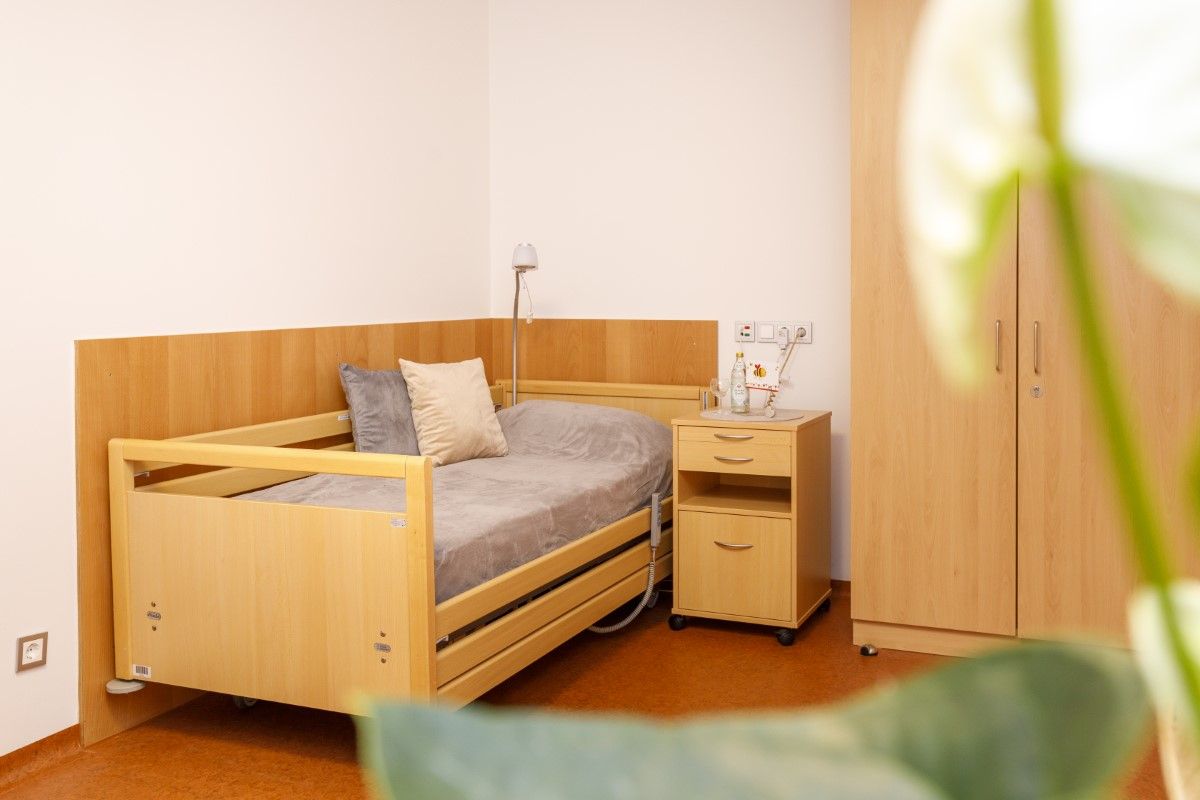 Bett in einem Zimmer