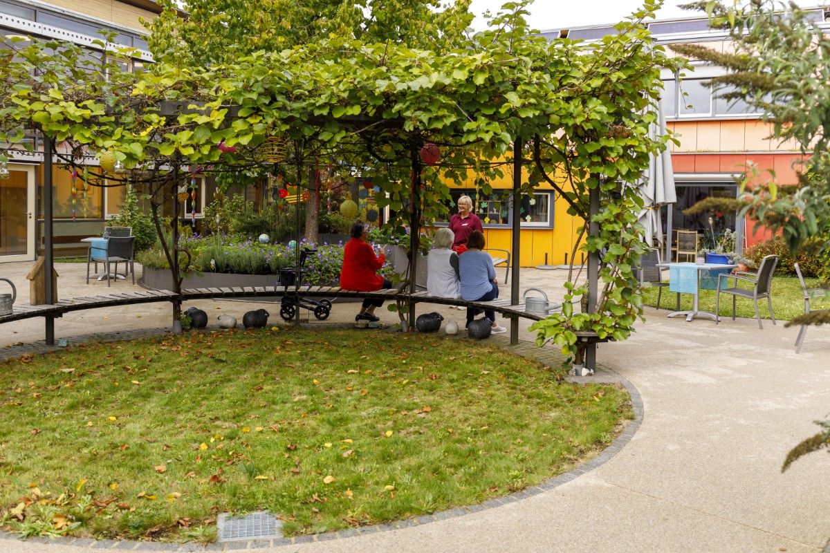 Die Bewohner*innen an der frischen Luft im Garten