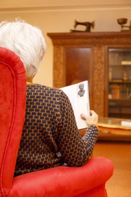 Eine Bewohnerin liest ein Buch