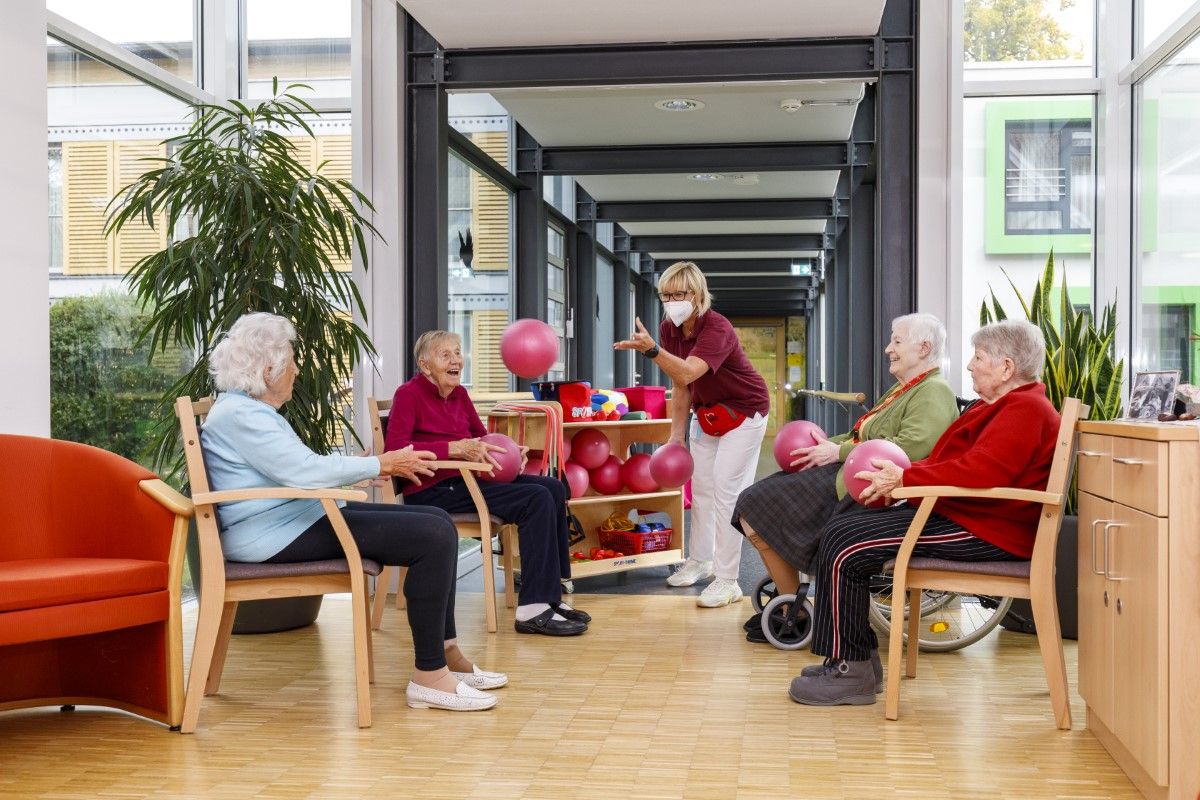 Bewohner*innen bei einer gemeinsamen Therapiestunde