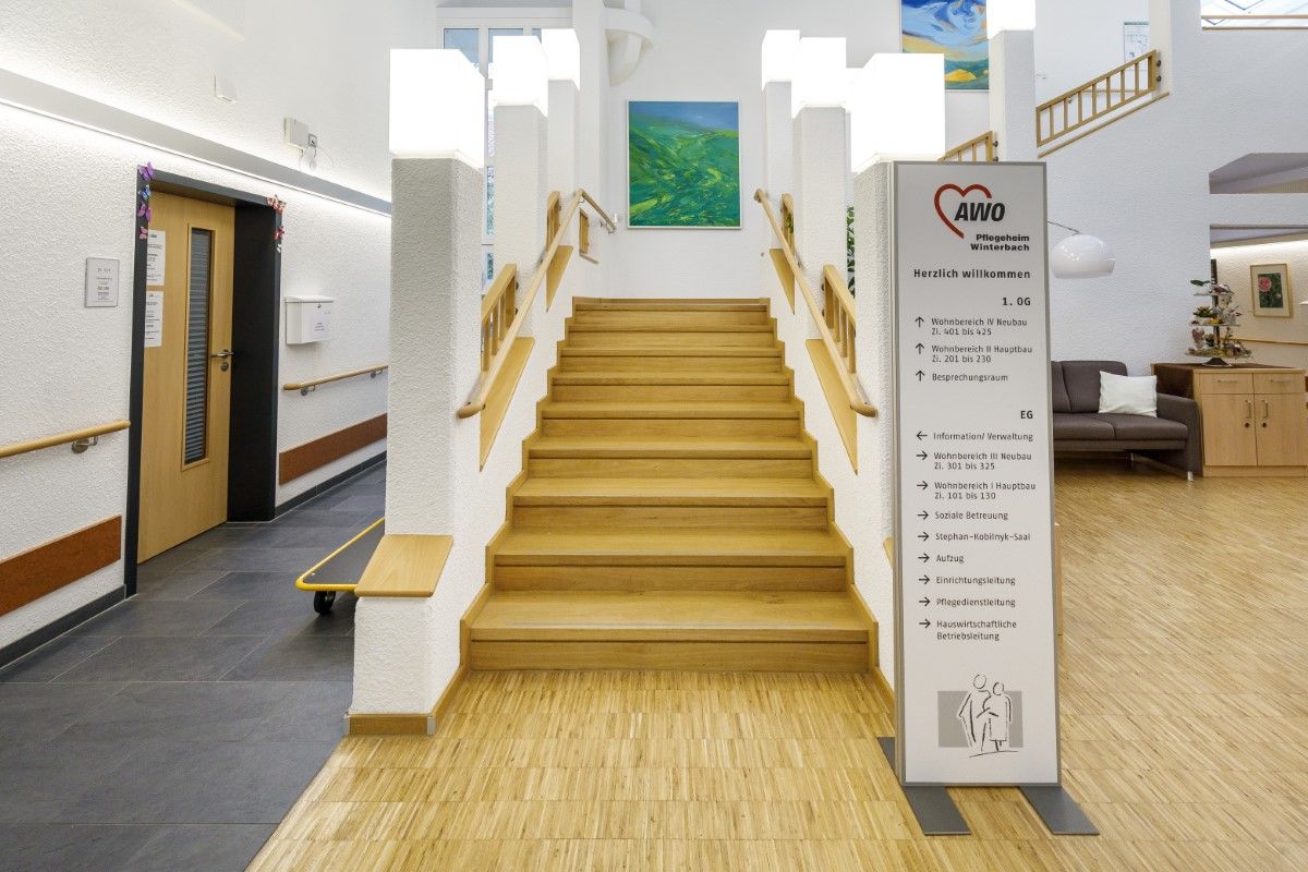 Innenaufnahme mit Treppenaufgang