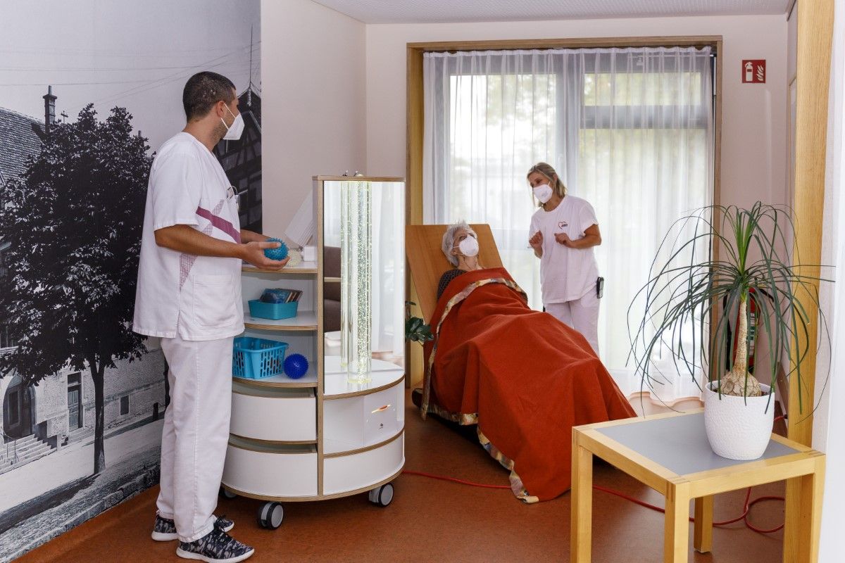 Eine Bewohnerin bei einer Therapie