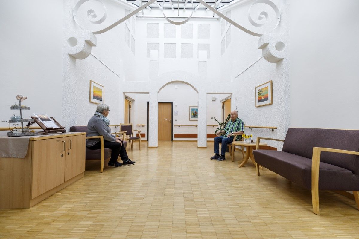 Sitzmöglichkeiten in einem Gang